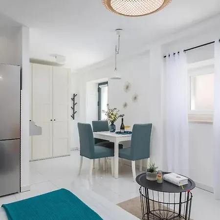 Lovely In With House Sea View شقة